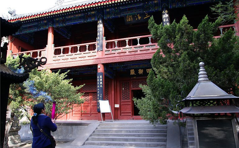 三清阁四御殿,为二层阁楼,上层奉三清,下层奉四御