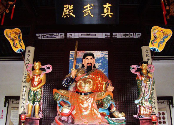 真武殿,主供真武大帝,真武又称玄武,道教又称玄天上帝,本为中国传统所称“四象”之一的北方“玄武星宿”,为避唐玄宗之讳改称“真武”。
