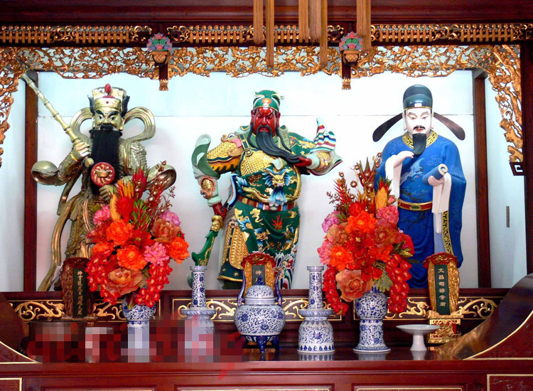 财神殿,供奉三位财神,中间为文财神比干,左为武财神赵公明,右为武财神关羽。