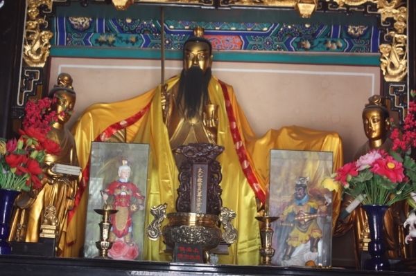 太乙救苦天尊。天尊骑九头狮子,左手执甘露瓶,右手执宝剑。